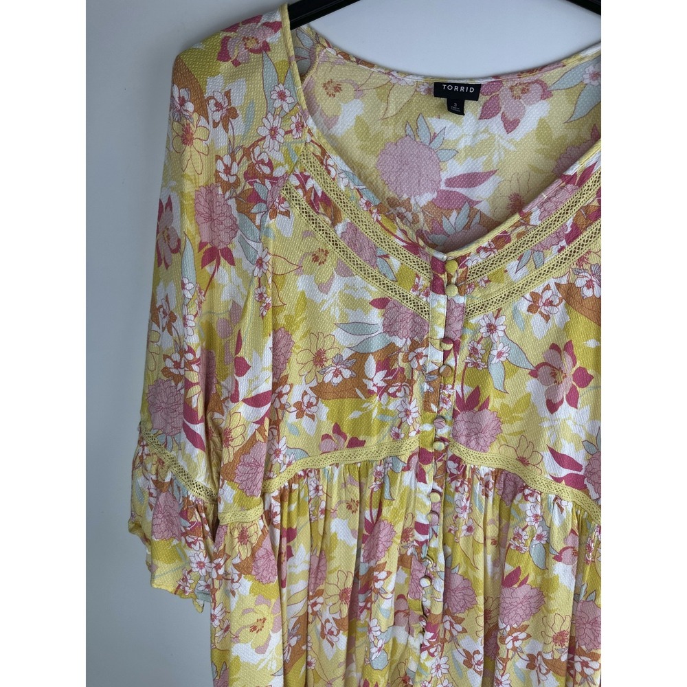 ✨2/$20 Torrid Rayon Embroidered Bell Sleeve Top Floral Yellow Plus Size 3X *Flaw - Picture 3 of 15